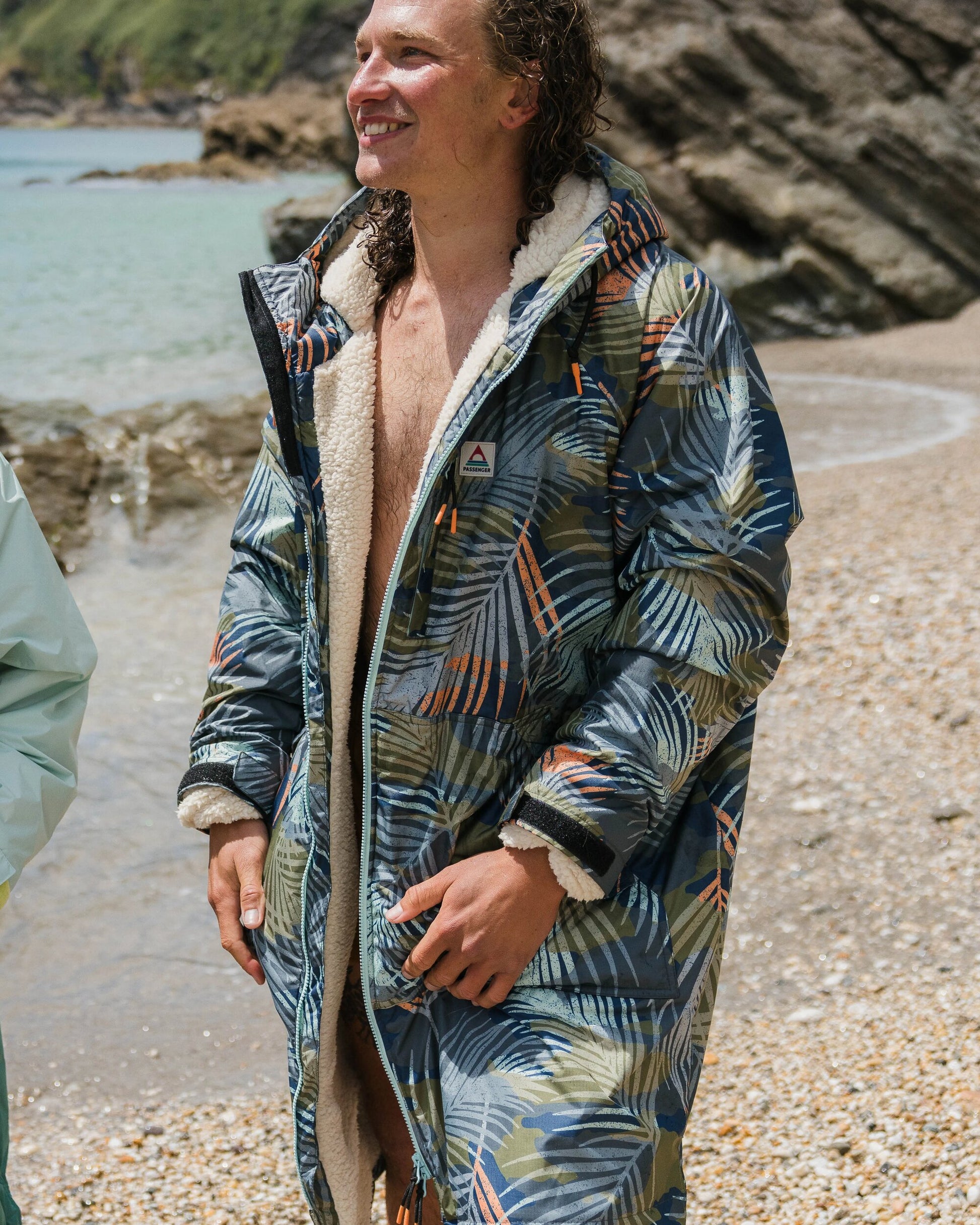 Male_Waves Recycled Sherpa Lined Changing Robe - Palm Camo Apricot