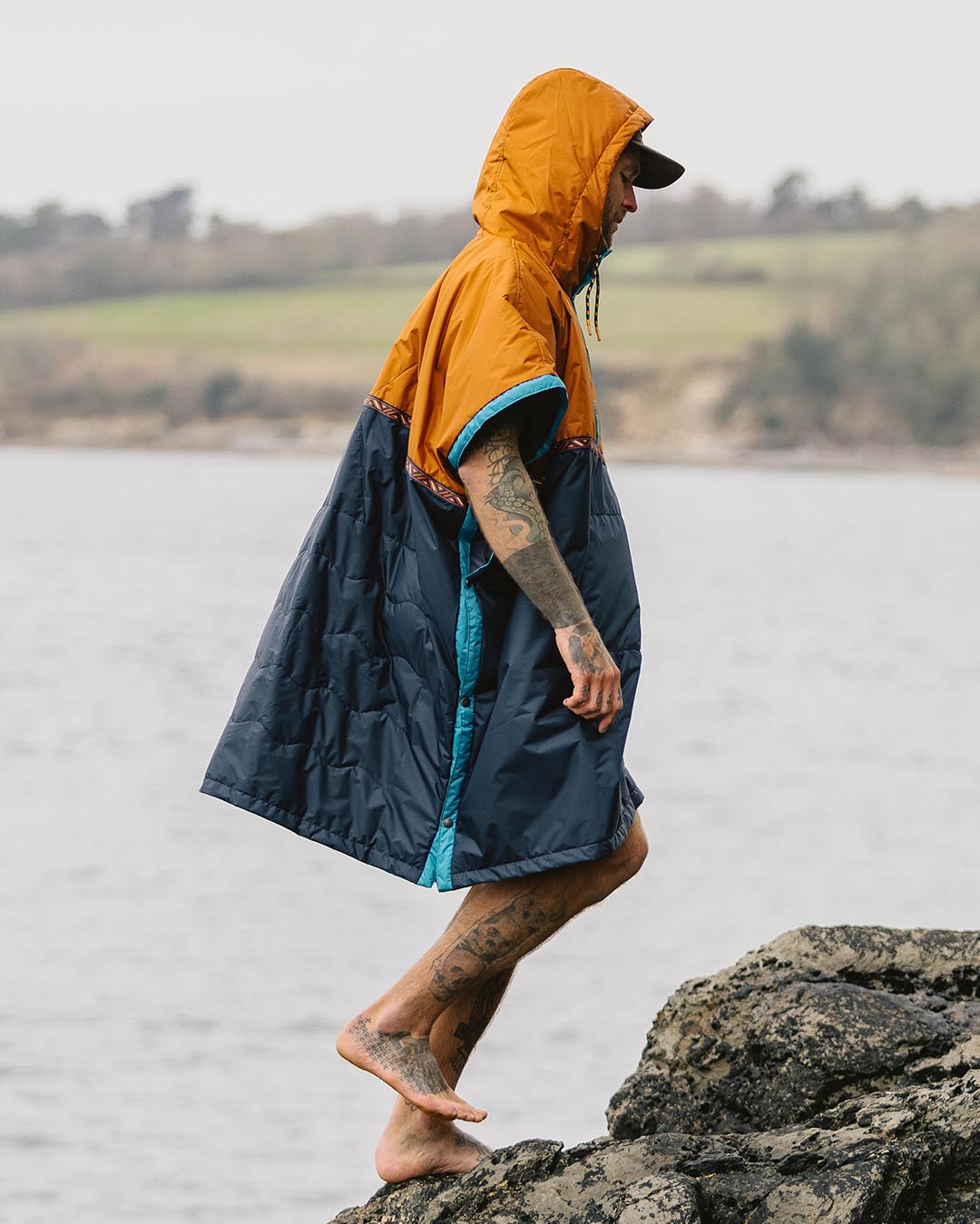 Male_Outback Pull Over Change Robe - Glazed Ginger/Deep Navy